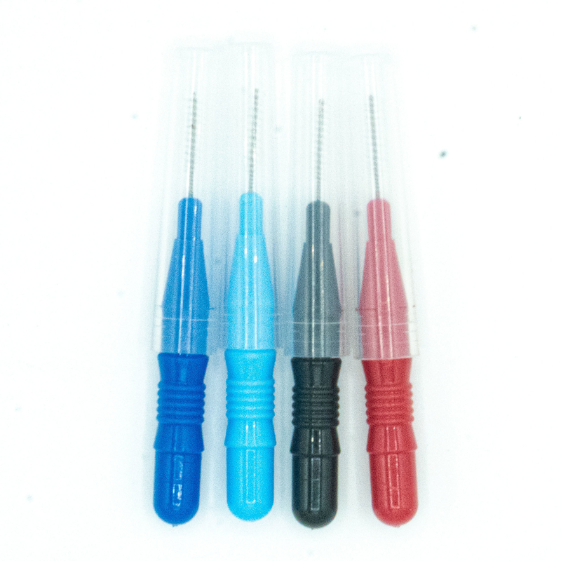 家のためにきれいになる多彩なつまようじによって囲まれるInterdentalブラシの口頭心配