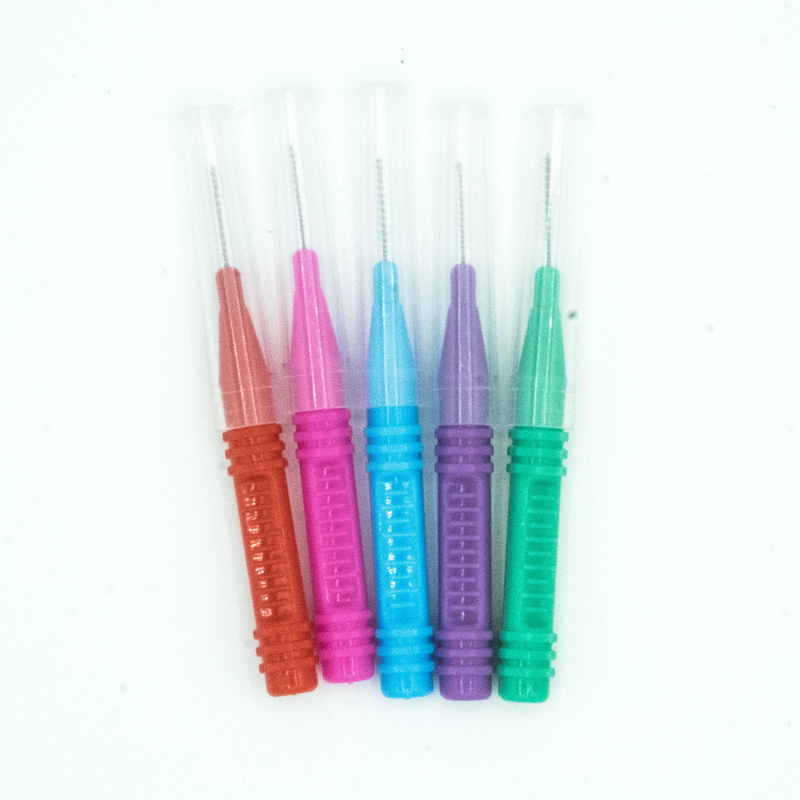家のためにきれいになる多彩なつまようじによって囲まれるInterdentalブラシの口頭心配