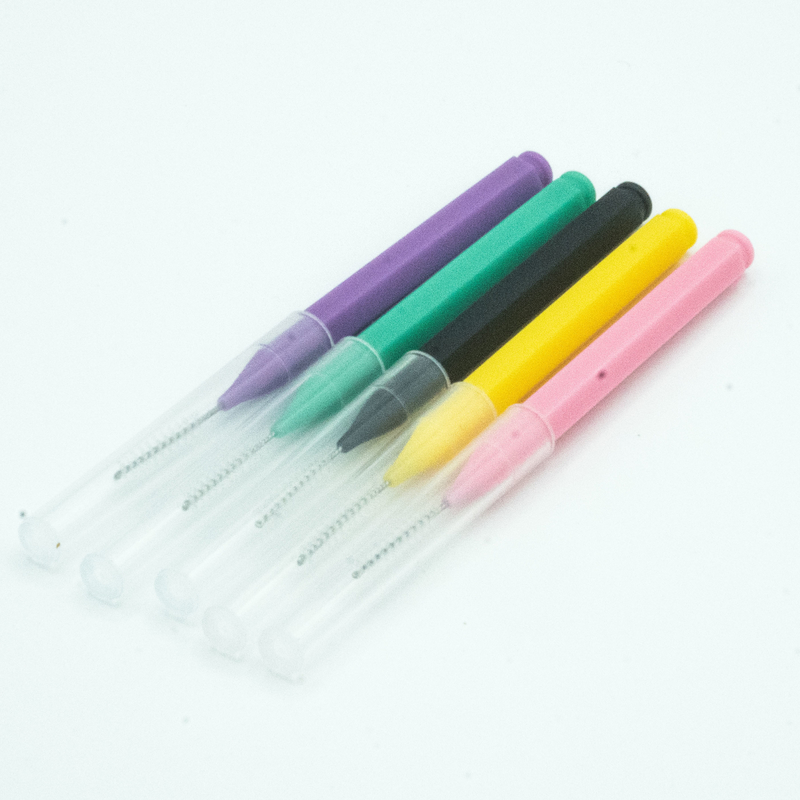 家のためにきれいになる多彩なつまようじによって囲まれるInterdentalブラシの口頭心配