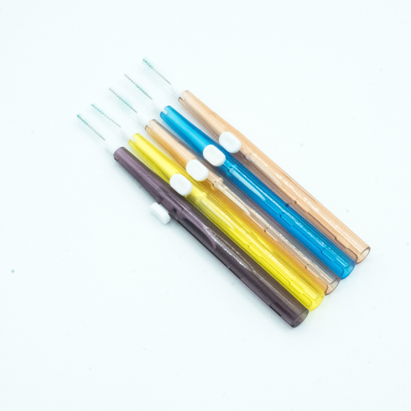 家のためにきれいになる多彩なつまようじによって囲まれるInterdentalブラシの口頭心配